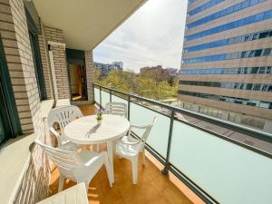 a balcony with a table and chairs on a balcony at Reina del Pilar ComoTuCasa in Zaragoza