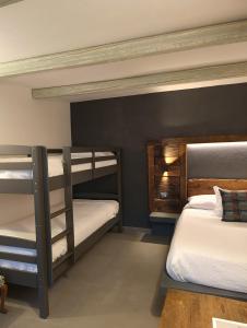1 dormitorio con 2 literas y 1 habitación con en Trulli Terra Magica en Putignano