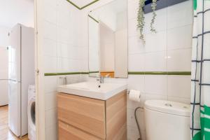 uma casa de banho com um lavatório e um WC em RONDA em Barcelona