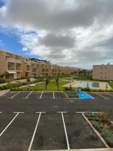 un aparcamiento vacío en un complejo de apartamentos en Hivernage, en Agadir