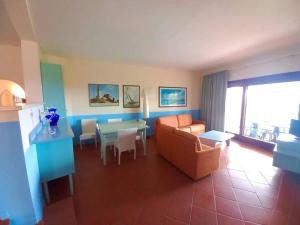 a living room with a couch and a table at Villa del Tramonto - Piscina privata in Stintino