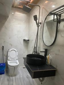 y baño con lavabo, aseo y espejo. en Cát Tiên Hotel, en Cát Tiên