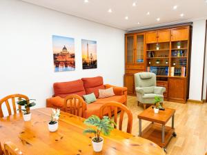 sala de estar con sofá y mesa en El Lago del Pilar ComoTuCasa, en Zaragoza