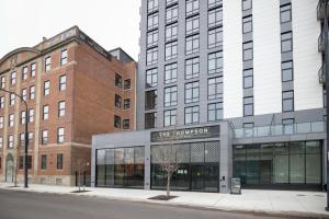 a building on the corner of a street at Blueground West Loop roof gym grills nr Park CHI-1057 in Chicago