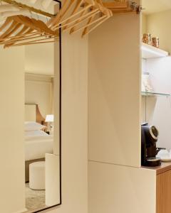 uno specchio in una stanza con un letto e una camera da letto di Villa Dahlia a Stoccolma