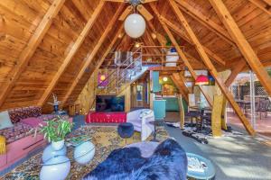 Elle comprend un grand salon doté d'un plafond en bois. dans l'établissement Sugar Pine Haus- A Frame Cabin w/ Hot Tub, à Yosemite Forks