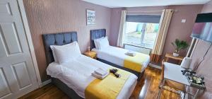 Llit o llits en una habitació de Cromarty 4 Bedroom Apartment - Inverness