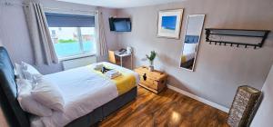 - une petite chambre avec un lit et une fenêtre dans l'établissement Lovat 2 Bedroom Apartment - Inverness, à Inverness
