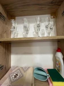 una estantería de madera con gafas y tijeras. en Mtour Apartment en Gyumri