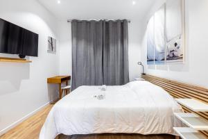 a bedroom with a bed and a flat screen tv at GuestReady - Cosy studio in Saint-Maur-des-Fossés in Joinville-le-Pont