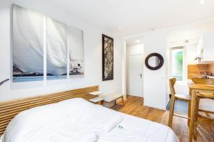 a bedroom with a bed and a desk and a table at GuestReady - Cosy studio in Saint-Maur-des-Fossés in Joinville-le-Pont