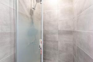 a shower with a glass door in a bathroom at GuestReady - Cosy studio in Saint-Maur-des-Fossés in Joinville-le-Pont