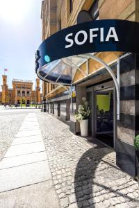 弗次瓦夫的住宿－Hotel Sofia by The Railway Station Wroclaw，建筑物一侧有标志的商店