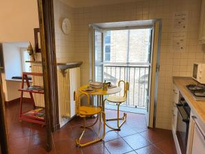 都靈的住宿－500 m Mole Antonelliana, con Vista su Torino，厨房配有小桌子和窗户。