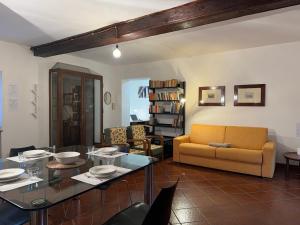 都靈的住宿－500 m Mole Antonelliana, con Vista su Torino，带沙发和玻璃桌的客厅