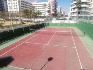 un court de tennis en plein cœur d'une ville dans l'établissement Dúplex Altamar Solo Familias Serviplaya, à Gandía