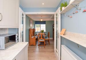 - une cuisine et une salle à manger avec une table et des chaises dans l'établissement Rose Cottage - Tankerton, à Whitstable