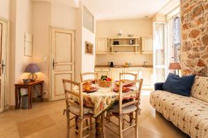 een woonkamer met een tafel en een bank bij Frères Pradignac in Cannes