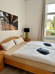 Schlafzimmer mit einem Bett und einem Fenster in der Unterkunft Diamant Wohnung im Zentrum von Mönchengladbach in Mönchengladbach