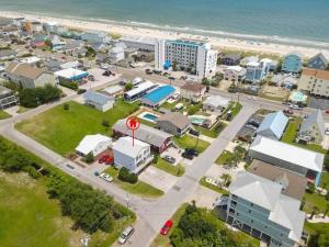 eine Luftblick auf eine Stadt mit Strand in der Unterkunft Shore Break at CB - 1 Block to Beach Access in Carolina Beach