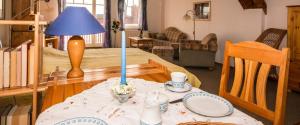 una sala de estar con una mesa con una vela azul. en Kietzspeicher App 12, en Waren