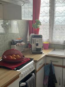 - une cuisine avec une cuisinière dans l'établissement Joli appartement avec vue sur la Tour Eiffel, à Villejuif