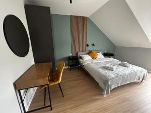 Ένα ή περισσότερα κρεβάτια σε δωμάτιο στο Apartamenty Parkowa - Kamień Śląski