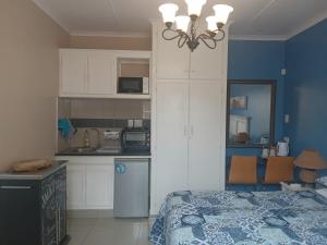 a room with a kitchen and a bed in a room at SONHOS dreams Self catering apartment Unit 1 in Bloemfontein
