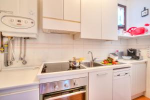 Dapur atau dapur kecil di Laura's Cozy Apartment Stresa Center - Happy Rentals