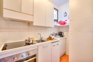 A kitchen or kitchenette at Laura's Cozy Apartment Stresa Center - Happy Rentals