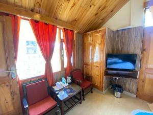 TV a/nebo společenská místnost v ubytování Himalayan Ecstacy + 18 fotografií