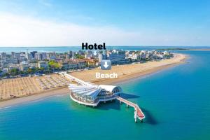 un hotel en una playa junto a una playa en Hotel Simi Lan, en Lignano Sabbiadoro