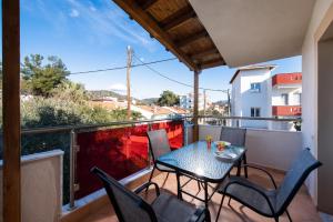 a patio with a table and chairs on a balcony at Callistemon Loft Apartment in Potos