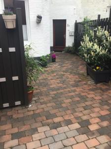 een stenen patio met potplanten voor een huis bij Altstadt Hafen in Leer