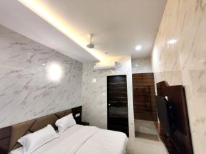 Postel nebo postele na pokoji v ubytování Hotel Comfy Inn