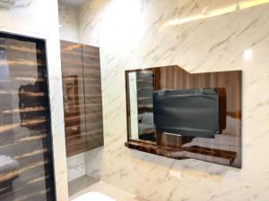 TV a/nebo společenská místnost v ubytování Hotel Comfy Inn