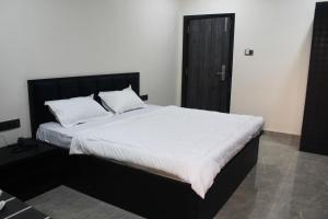 Un pat sau paturi într-o cameră la Maa Ghara Gokul Bhawan