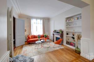 a living room with an orange couch and a table at Casa Simone / Bords De Loire in Tours