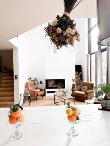 ein Wohnzimmer mit zwei Vasen Orangen auf dem Tisch in der Unterkunft Penthouse *A la belle étoile* in Wahlbach