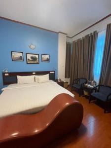 um quarto com uma cama grande e uma cabeceira em madeira em A25 Hotel - 80 Mai Hắc Đế em Hanói