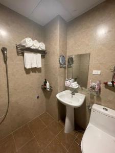 uma casa de banho com um WC e um lavatório em A25 Hotel - 80 Mai Hắc Đế em Hanói