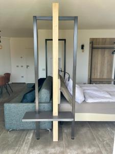 1 dormitorio con cama y espejo grande en Maso Valer, en Tassullo