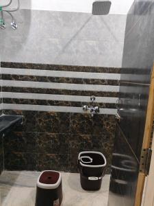 ein Bad mit einem WC und einem Waschbecken in der Unterkunft Sky Inn paying guest house in Varanasi