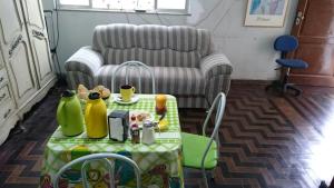sala de estar con sofá y mesa en Casa na Ilha, en Río de Janeiro