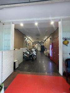 uma garagem com motos estacionadas com um tapete vermelho em A25 Hotel - 80 Mai Hắc Đế em Hanói
