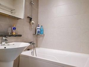 Uma casa de banho em Emotion-고층뷰, 3룸, 화2 신축, 건조기, 세탁기, 이마트2분, 별내역3분, 출장 및 장기숙박 추천