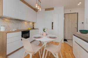 Kuchyň nebo kuchyňský kout v ubytování Nowa Letnica Apartament z Parkingiem i Balkonem przy Stadionie Polsat Plus Arena Gdańsk by Noclegi Renters