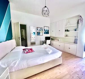 - une grande chambre blanche avec un grand lit blanc dans l'établissement Mia House Roma, à Rome