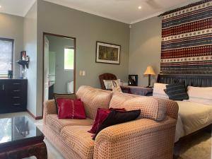 a living room with a couch and a bed at Jade Mountain Cottage 玉山小屋 in White River