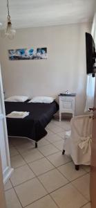 ein Schlafzimmer mit einem schwarzen Bett und Fliesenboden in der Unterkunft lalunanera in Cortazzone